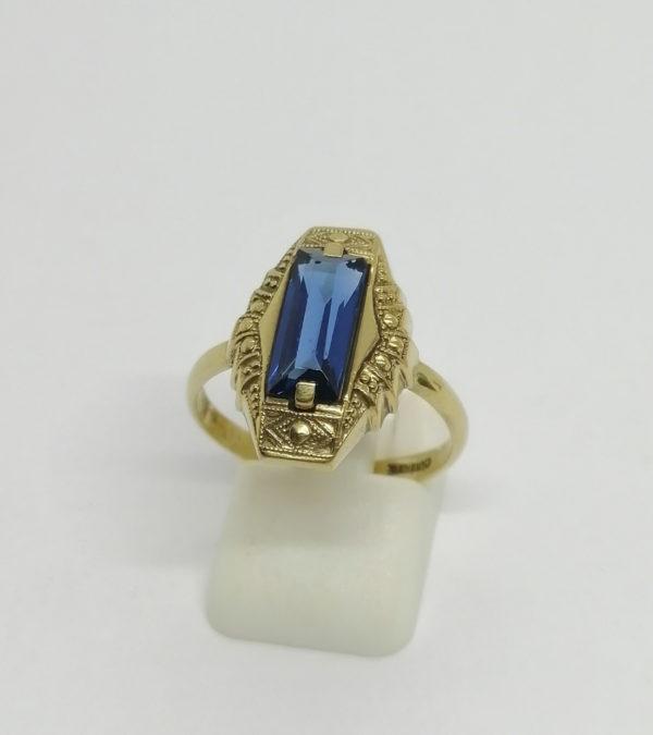 Bague en plaqué or avec pierre bleu.