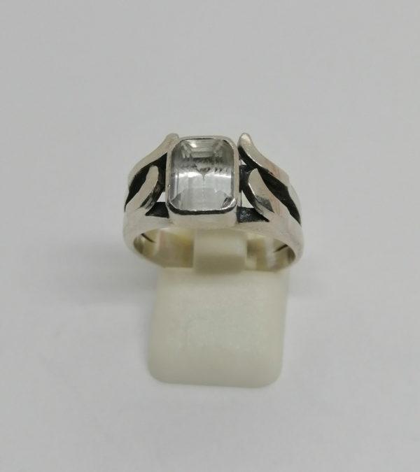 Bague argent, sertie clos d'une pierre blanche et monture originale.