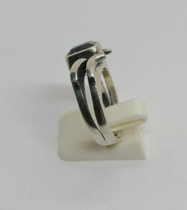 Bague argent, sertie clos d'une pierre blanche et monture originale. – Image 2