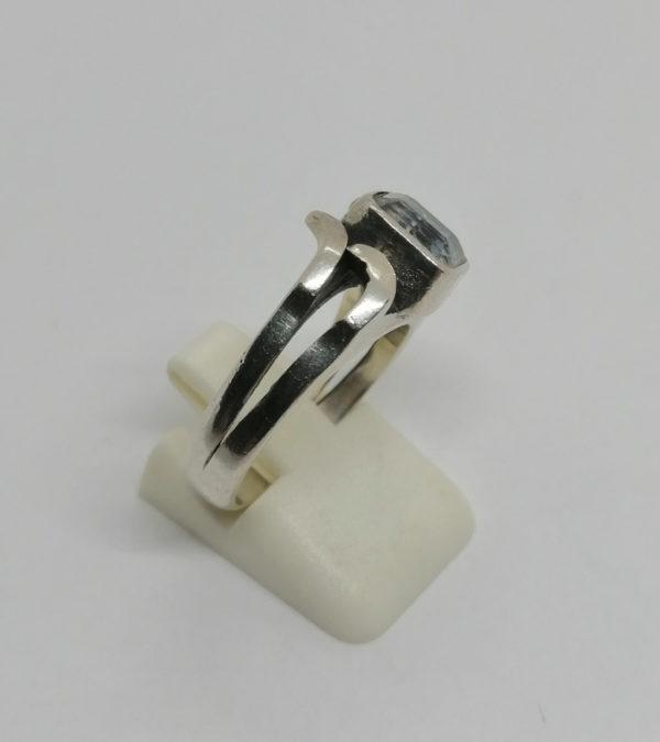 Bague argent, sertie clos d'une pierre blanche et monture originale. – Image 3