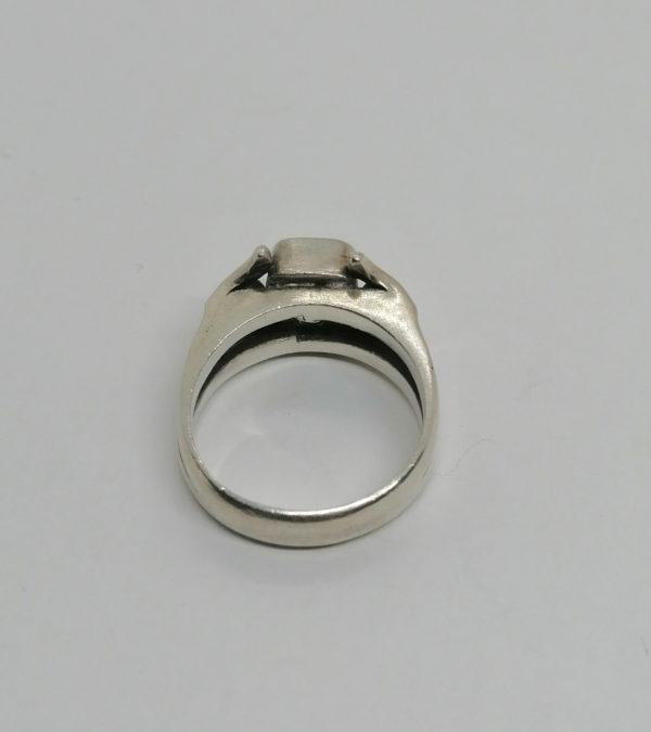 Bague argent, sertie clos d'une pierre blanche et monture originale. – Image 4
