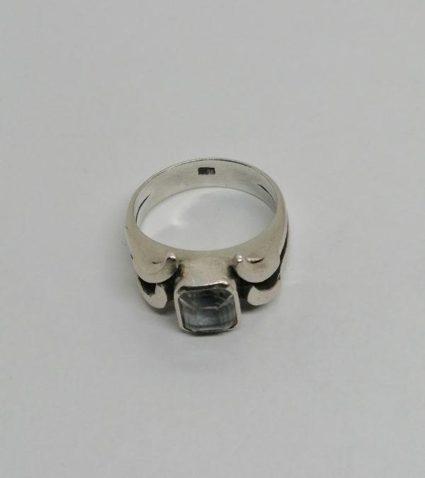 Bague argent, sertie clos d'une pierre blanche et monture originale. – Image 5