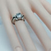 Bague argent, sertie clos d'une pierre blanche et monture originale. – Image 6