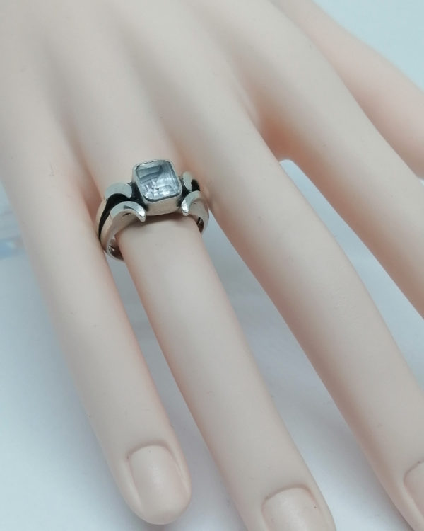 Bague argent, sertie clos d'une pierre blanche et monture originale. – Image 6