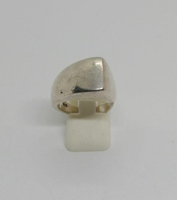 Bague argent, forme particulière, modèle avec anneau qui s'élargit.