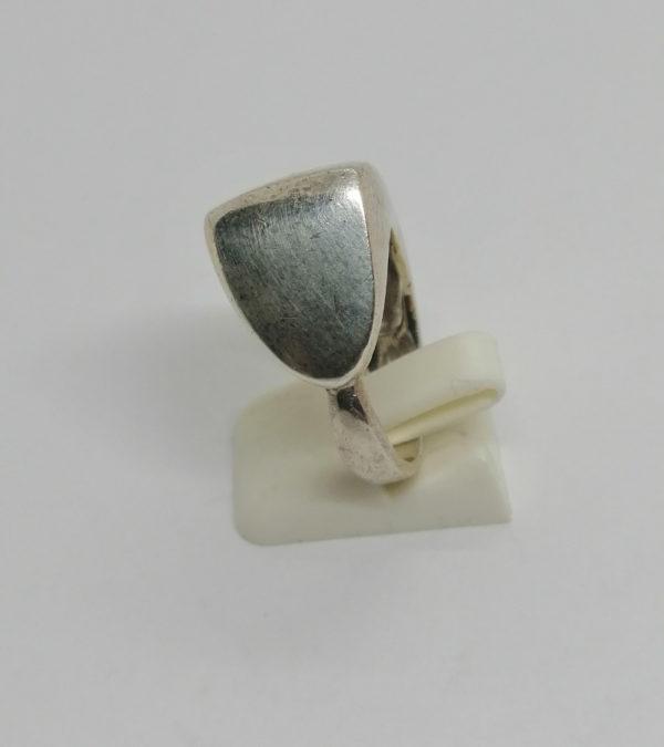 Bague argent, forme particulière, modèle avec anneau qui s'élargit. – Image 2