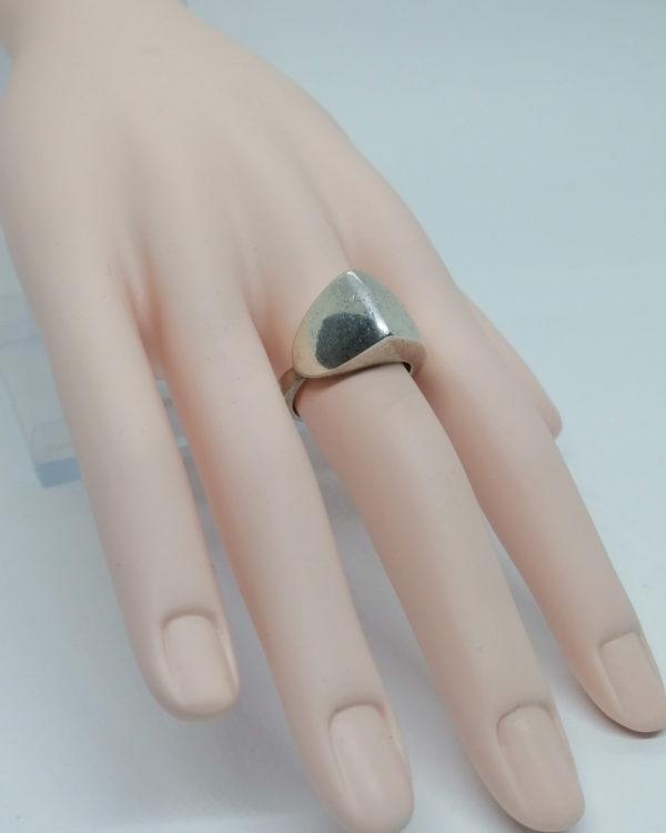 Bague argent, forme particulière, modèle avec anneau qui s'élargit. – Image 5