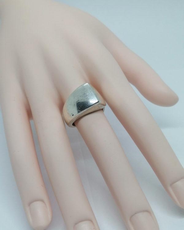 Bague argent, forme particulière, modèle avec anneau qui s'élargit. – Image 6