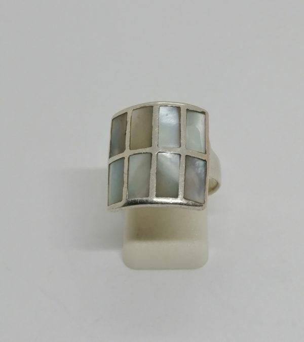 Bague argent, arrondie et pavage de morceaux de nacre.