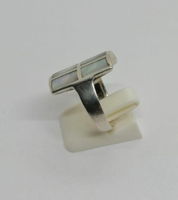 Bague argent, arrondie et pavage de morceaux de nacre. – Image 2
