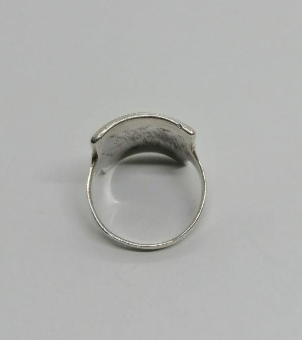 Bague argent, arrondie et pavage de morceaux de nacre. – Image 3