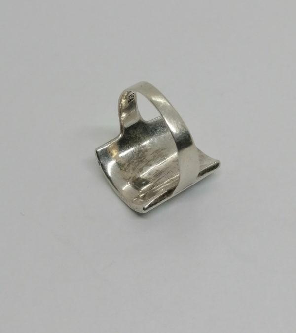 Bague argent, arrondie et pavage de morceaux de nacre. – Image 4
