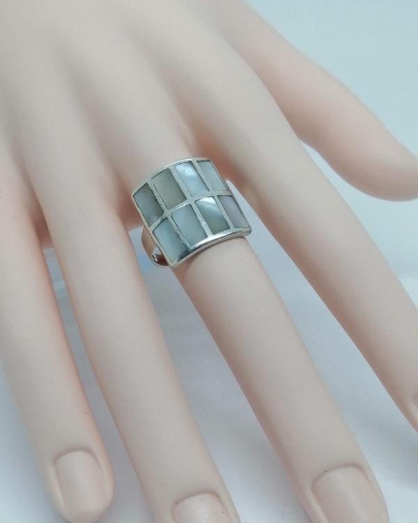 Bague argent, arrondie et pavage de morceaux de nacre. – Image 5