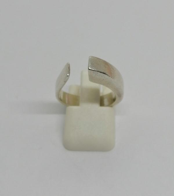 Bague argent, anneau ouvert vers le haut, très futuriste.