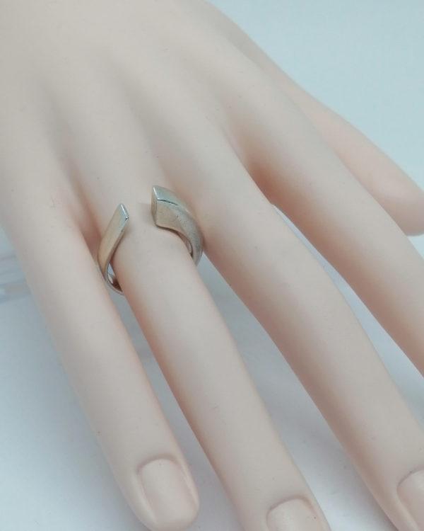 Bague argent, anneau ouvert vers le haut, très futuriste. – Image 5