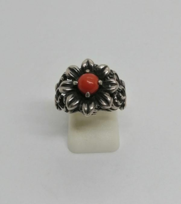Bague argent, motif floral, et bouton de corail, signée B.A.S., Allemagne vers 1950.