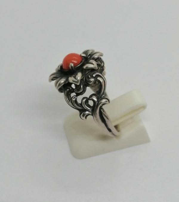 Bague argent, motif floral, et bouton de corail, signée B.A.S., Allemagne vers 1950. – Image 2