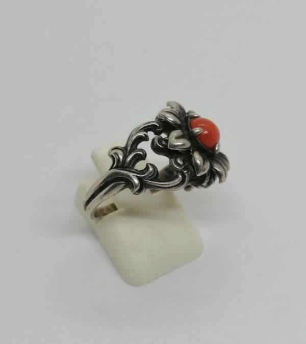 Bague argent, motif floral, et bouton de corail, signée B.A.S., Allemagne vers 1950. – Image 3