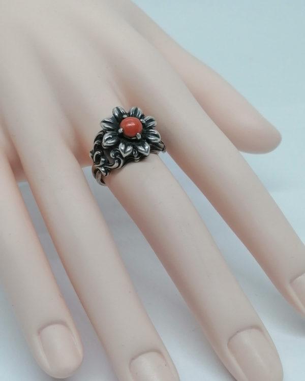 Bague argent, motif floral, et bouton de corail, signée B.A.S., Allemagne vers 1950. – Image 5
