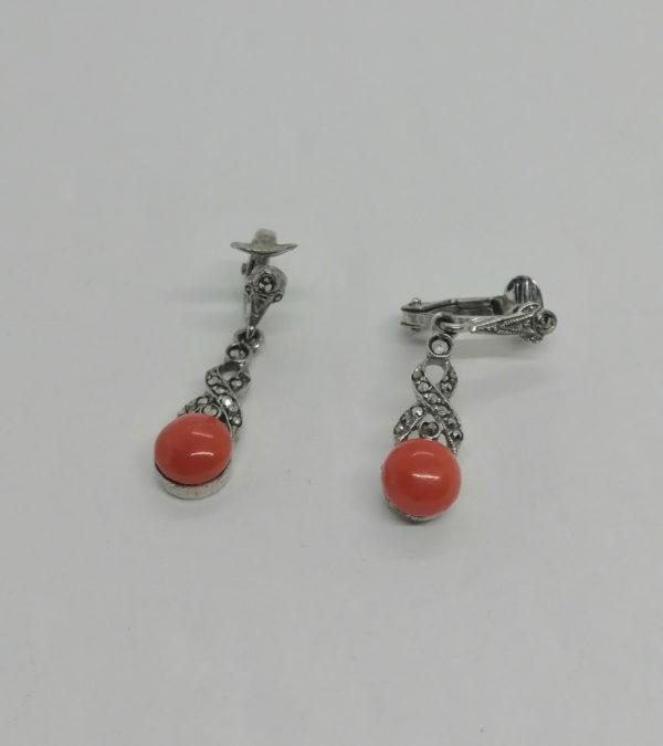 Clip d'oreilles en argent, pendantes avec pavage marcasites et bouton de corail, Art Déco.