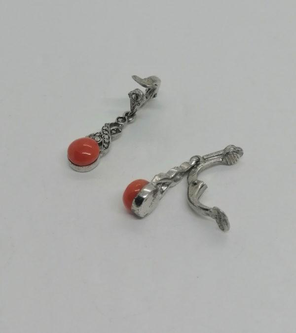 Clip d'oreilles en argent, pendantes avec pavage marcasites et bouton de corail, Art Déco. – Image 2