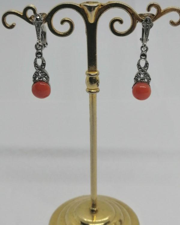 Clip d'oreilles en argent, pendantes avec pavage marcasites et bouton de corail, Art Déco. – Image 3