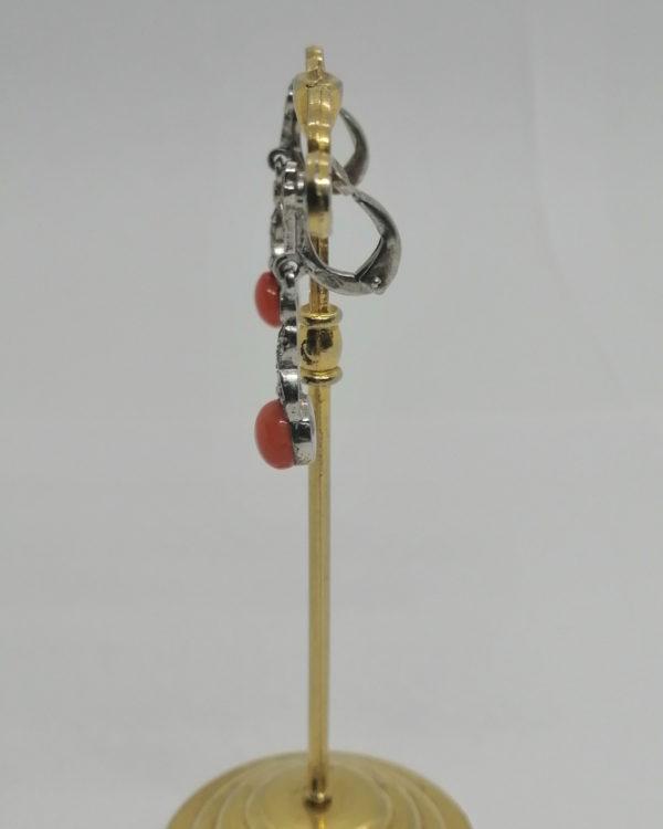 Clip d'oreilles en argent, pendantes avec pavage marcasites et bouton de corail, Art Déco. – Image 4
