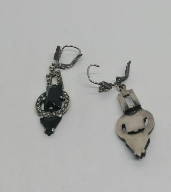Boucles d'oreilles argent, pendantes structurées avec onyx et marcasites, Art Déco, vers 1925-30. – Image 2