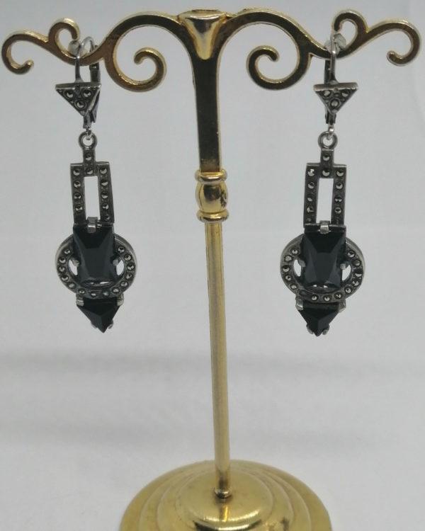 Boucles d'oreilles argent, pendantes structurées avec onyx et marcasites, Art Déco, vers 1925-30. – Image 3