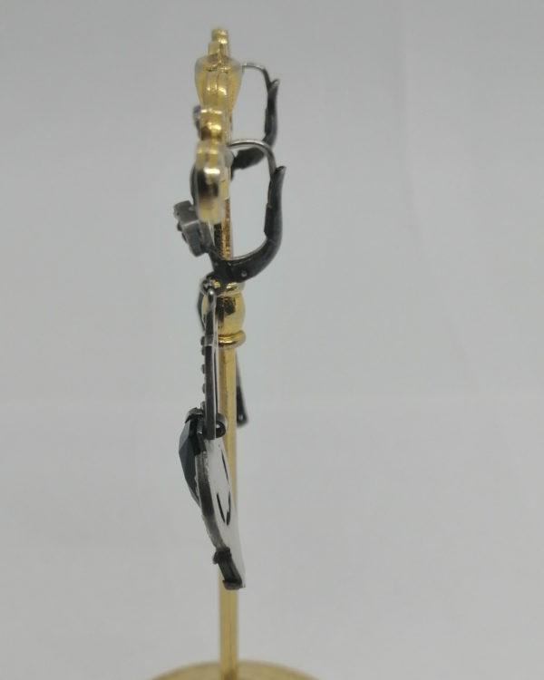 Boucles d'oreilles argent, pendantes structurées avec onyx et marcasites, Art Déco, vers 1925-30. – Image 4