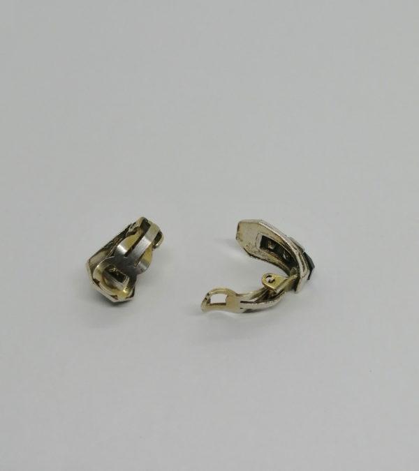 Paire de boucles d'oreilles clip avec verre noir et strass blanc, de forme Art Déco. – Image 3