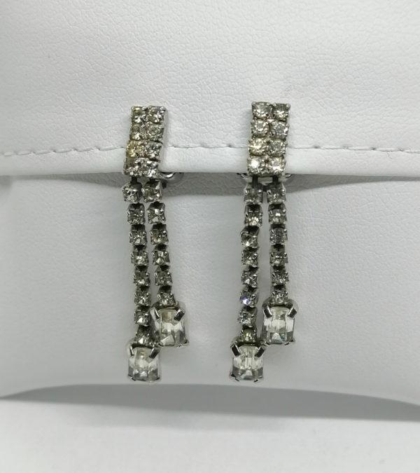Paire de boucles d'oreilles clip pendantes en strass blanc.