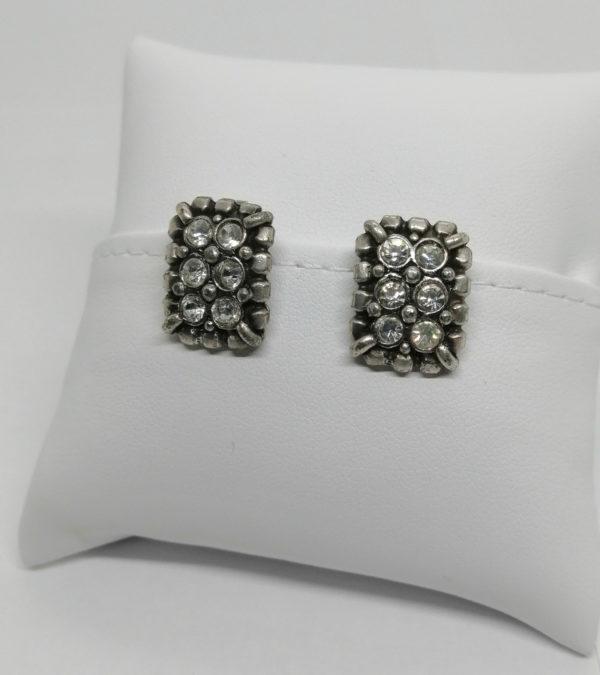 Boucles d'oreilles clip avec strass blanc de forme rectangulaire.