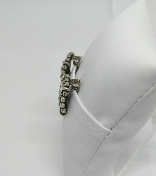 Boucles d'oreilles clip avec strass blanc de forme rectangulaire. – Image 2