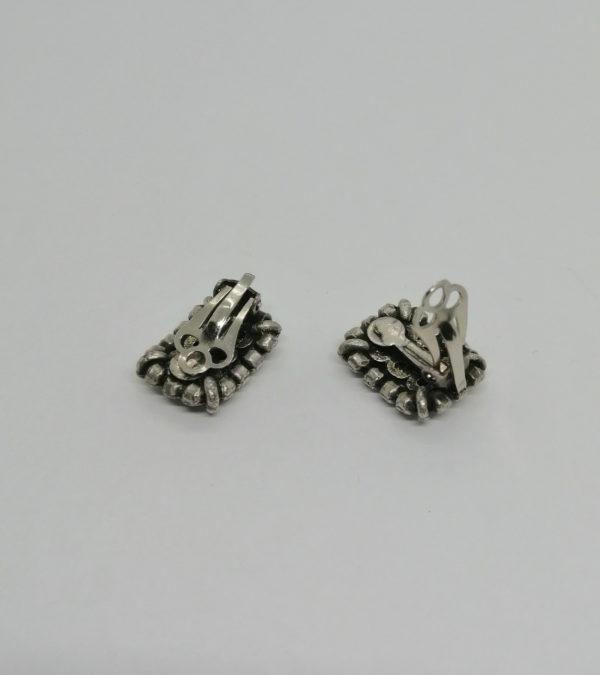 Boucles d'oreilles clip avec strass blanc de forme rectangulaire. – Image 3