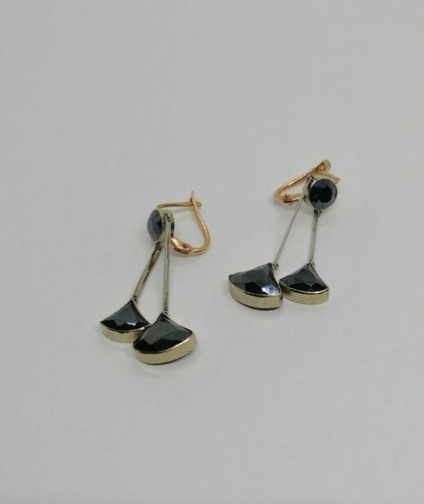 Paire de boucles d'oreilles plaqué or, pendantes avec hématites de forme éventail.