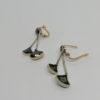 Paire de boucles d'oreilles plaqué or, pendantes avec hématites de forme éventail. – Image 2