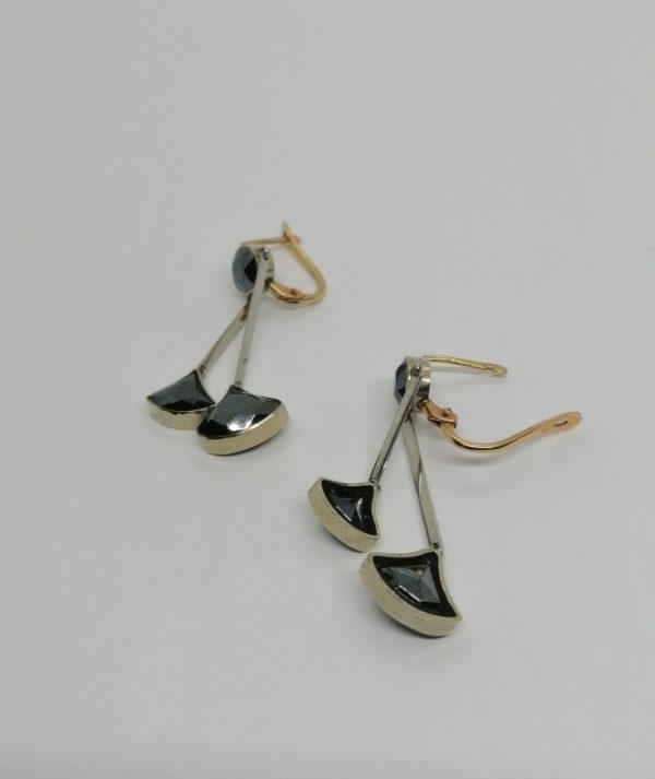 Paire de boucles d'oreilles plaqué or, pendantes avec hématites de forme éventail. – Image 2