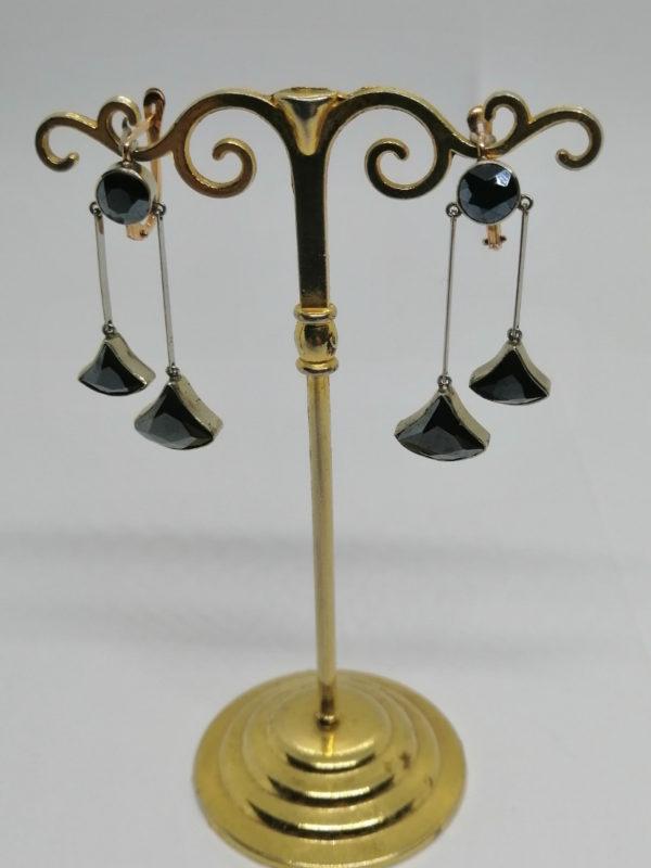 Paire de boucles d'oreilles plaqué or, pendantes avec hématites de forme éventail. – Image 3