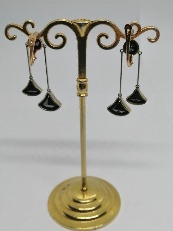 Paire de boucles d'oreilles plaqué or, pendantes avec hématites de forme éventail. – Image 4