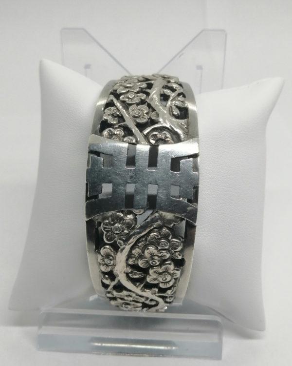 Bracelet argent, jonc ouvert et ajouré et avec motif floral japonisant, Art Nouveau.