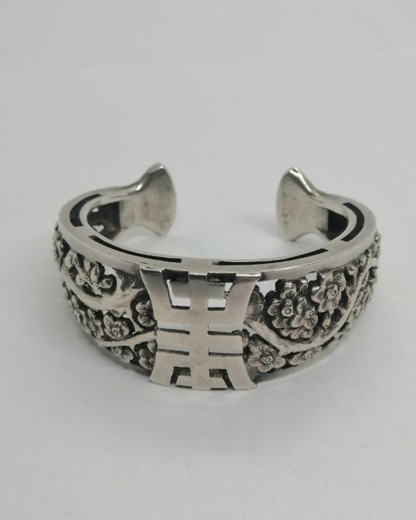 Bracelet argent, jonc ouvert et ajouré et avec motif floral japonisant, Art Nouveau. – Image 2