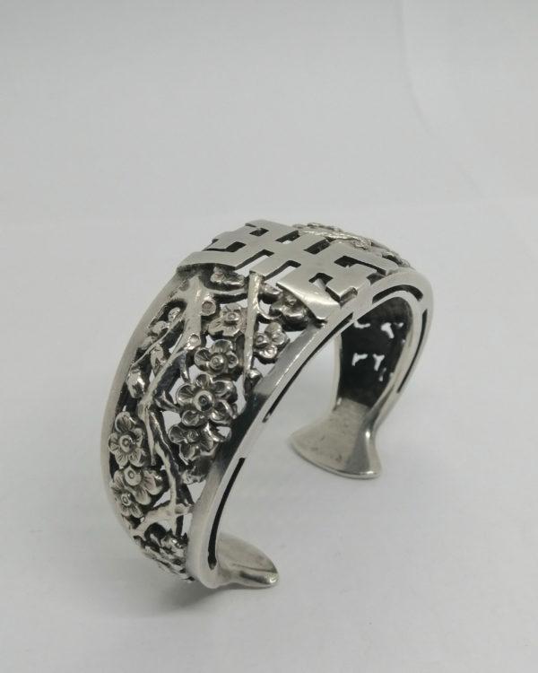 Bracelet argent, jonc ouvert et ajouré et avec motif floral japonisant, Art Nouveau. – Image 3