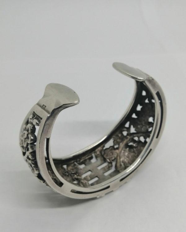 Bracelet argent, jonc ouvert et ajouré et avec motif floral japonisant, Art Nouveau. – Image 4