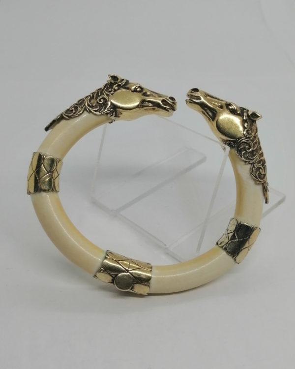 Bracelet argent/vermeil, jonc ouvert avec en décor têtes de Chevaux, 1900-20. – Image 2