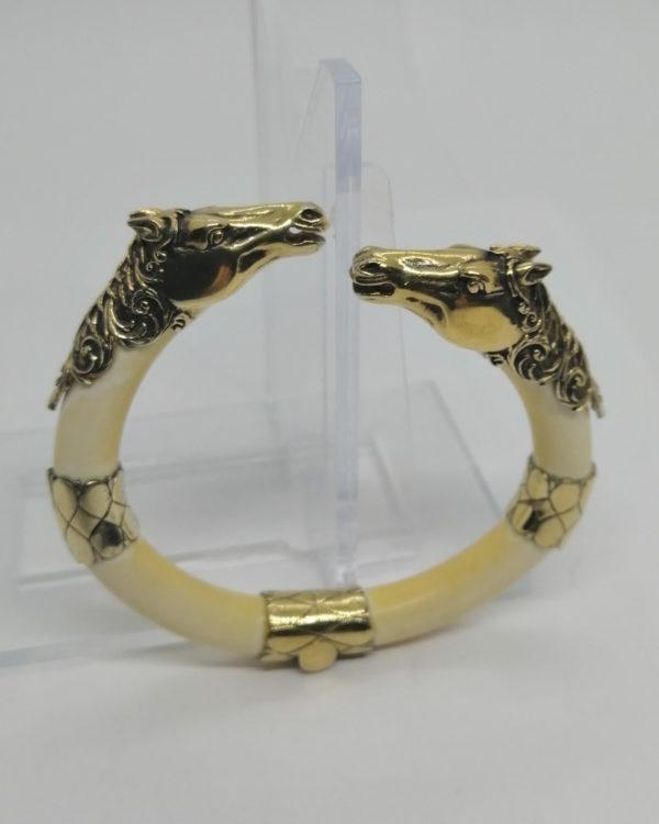 Bracelet argent/vermeil, jonc ouvert avec en décor têtes de Chevaux, 1900-20.