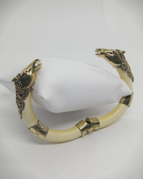 Bracelet argent/vermeil, jonc ouvert avec en décor têtes de Chevaux, 1900-20. – Image 4
