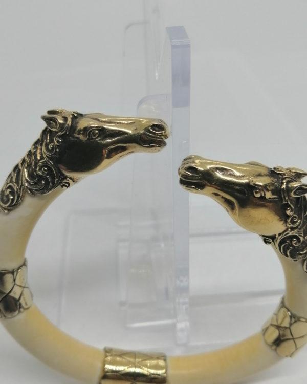 Bracelet argent/vermeil, jonc ouvert avec en décor têtes de Chevaux, 1900-20. – Image 3