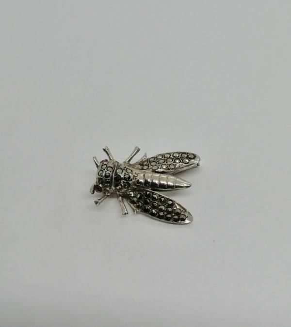 Broche argent , abeille avec pavage de marcasites, vers 1920-30.