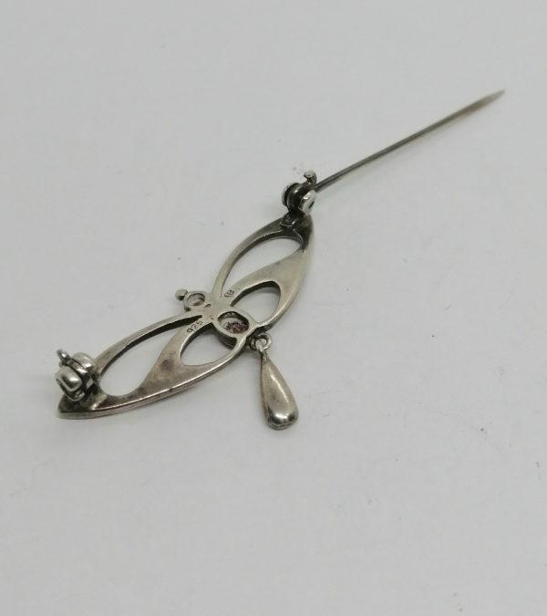 Broche argent, forme typique de l'Art Nouveau, avec petits cabochon de pierres. – Image 3